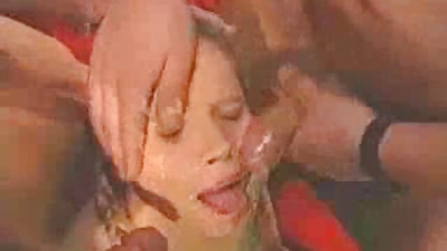入れ墨を持つ若い女性がポルノキャストに来た。 無料 えろ 動画 女性